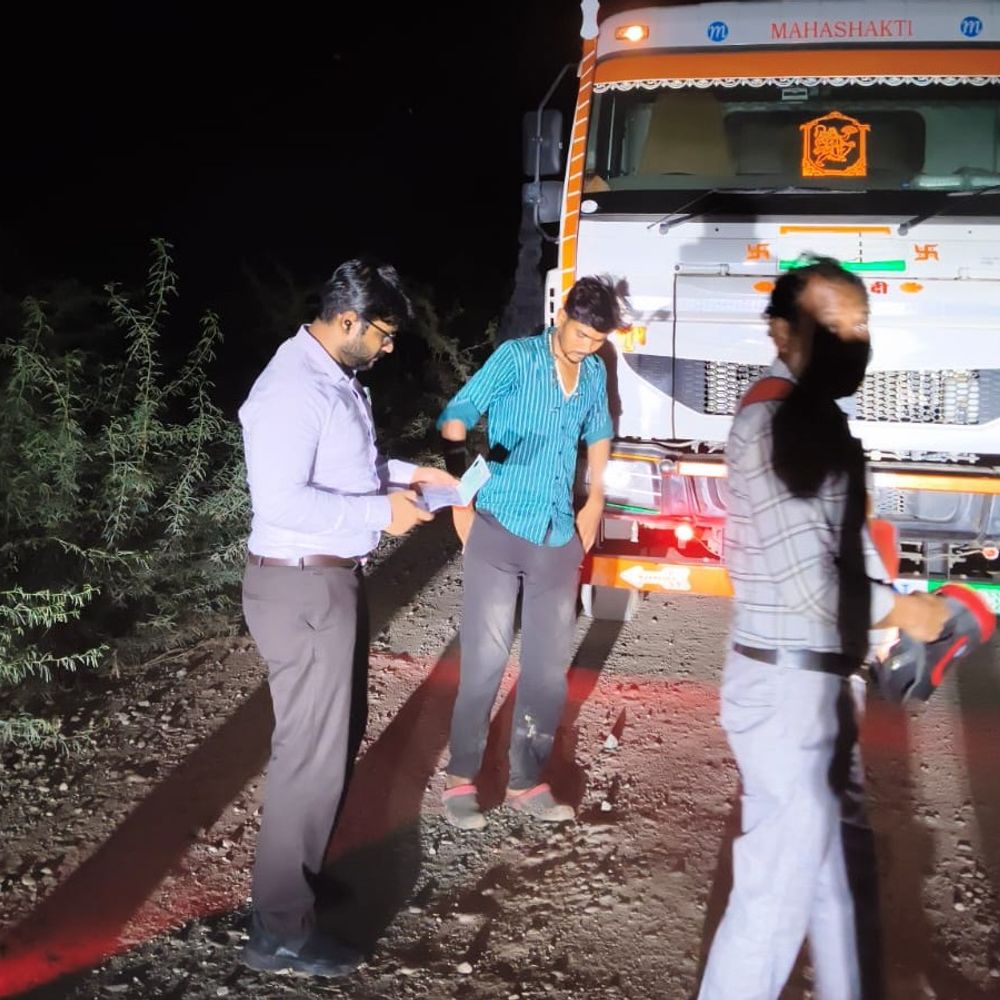 बांदा में 403 वाहनों की जांच में सामने आईं अनियमितता:अवैध खनिज परिवहन ने 3.56 लाख से अधिक का शमन शुल्क वसूला गया