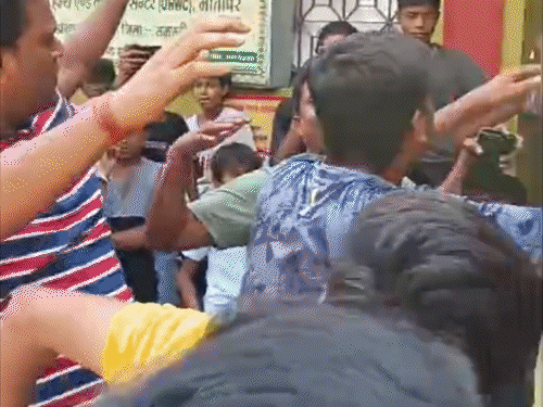 बिहार के वैभव सूर्यवंशी का टीम इंडिया में सिलेक्शन:समस्तीपुर में घर पर जश्न, आतिशबाजी के साथ हो रहा नाच-गाना; महिलाएं खुशी में गा रहीं गीत