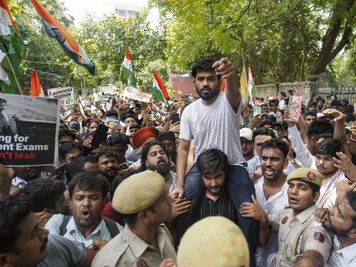कॉकरोच पार्टी बोली- हम कीड़े-मकोड़े लेकिन लड़ने में सक्षम:दिल्ली में प्रदर्शन; अभिजीत ने कहा- हिंदू-मुसलमान की राजनीति करने से नौकरी नहीं मिलती