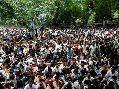 कॉकरोच जनता पार्टी का जंतर-मंतर पर प्रदर्शन, 13 PHOTOS:कॉकरोच वाला मास्क पहनकर पहुंचे आंदोलनकारी, हाथ में अंबेडकर की तस्वीर, संविधान के पोस्टर