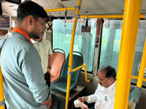 आगरा नगर आयुक्त ने किया सिटी बस में सफर:पकड़ी टिकट चोरी, खुद भी बिना टिकट किया सफर, 31 में से 26 यात्रियों ही मिली टिकट