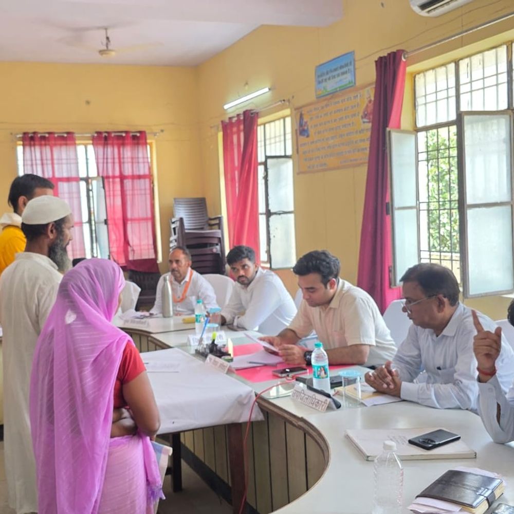 सीडीओ ने दी चेतावनी, लापरवाही बर्दाश्त नहीं:कहा- शिकायतों का समय से निस्तारण करें; हियरिंग मशीन और 5 लाख रुपए का चेक बांटा