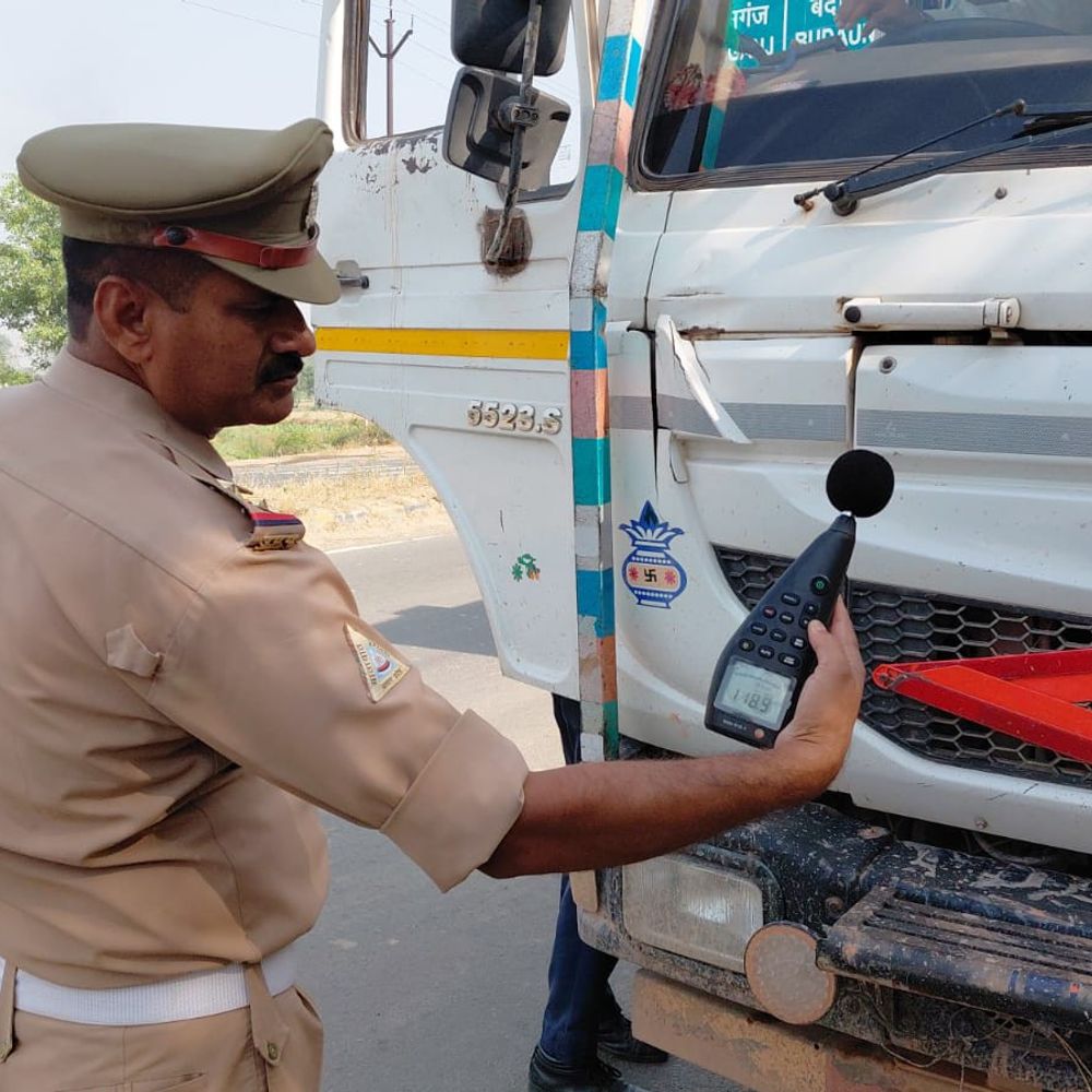 कासगंज में यातायात नियमों का उल्लंघन, 320 वाहनों का चालान:मॉडिफाइड साइलेंसर, प्रेशर हॉर्न पर कार्रवाई; 5.45 लाख रुपए का जुर्माना लगाया