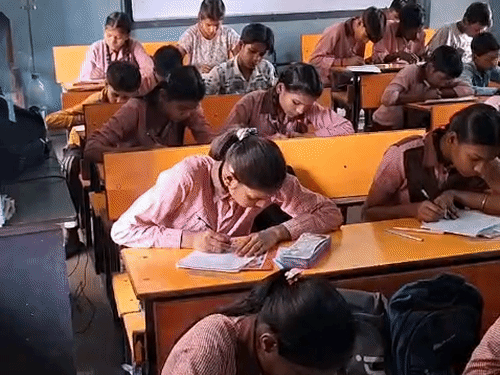 यू-डायस पोर्टल पर छात्रों का रिकार्ड दर्ज करने में लापरवाही:वाराणसी 10 जिलों में सबसे ऊपर, गाजीपुर व चंदौली जनपद 50% तक भी नहीं पहुंच सका