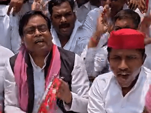 प्रतापगढ़ में सपा का महंगाई-बेरोजगारी पर प्रदर्शन:विधायक ने सड़क पर तबला बजाकर सरकार को घेरा