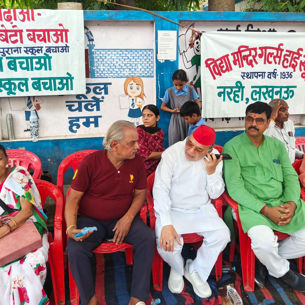लखनऊ में विद्या मंदिर गर्ल्स हाई स्कूल के बाहर प्रदर्शन:ADM के आदेश पर स्कूल में लगा ताला, प्रदर्शनकारी बोले नियमों को ताक पर रखकर हुई कार्रवाई