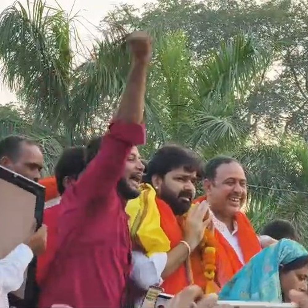 एमएलसी उम्मीदवार बनने के बाद जगदीशपुर पहुंचे पवन सिंह:बाबू वीर कुंवर सिंह की प्रतिमा पर किया माल्यार्पण, भोजपुरी स्टार की एक झलक के लिए उमड़े युवा