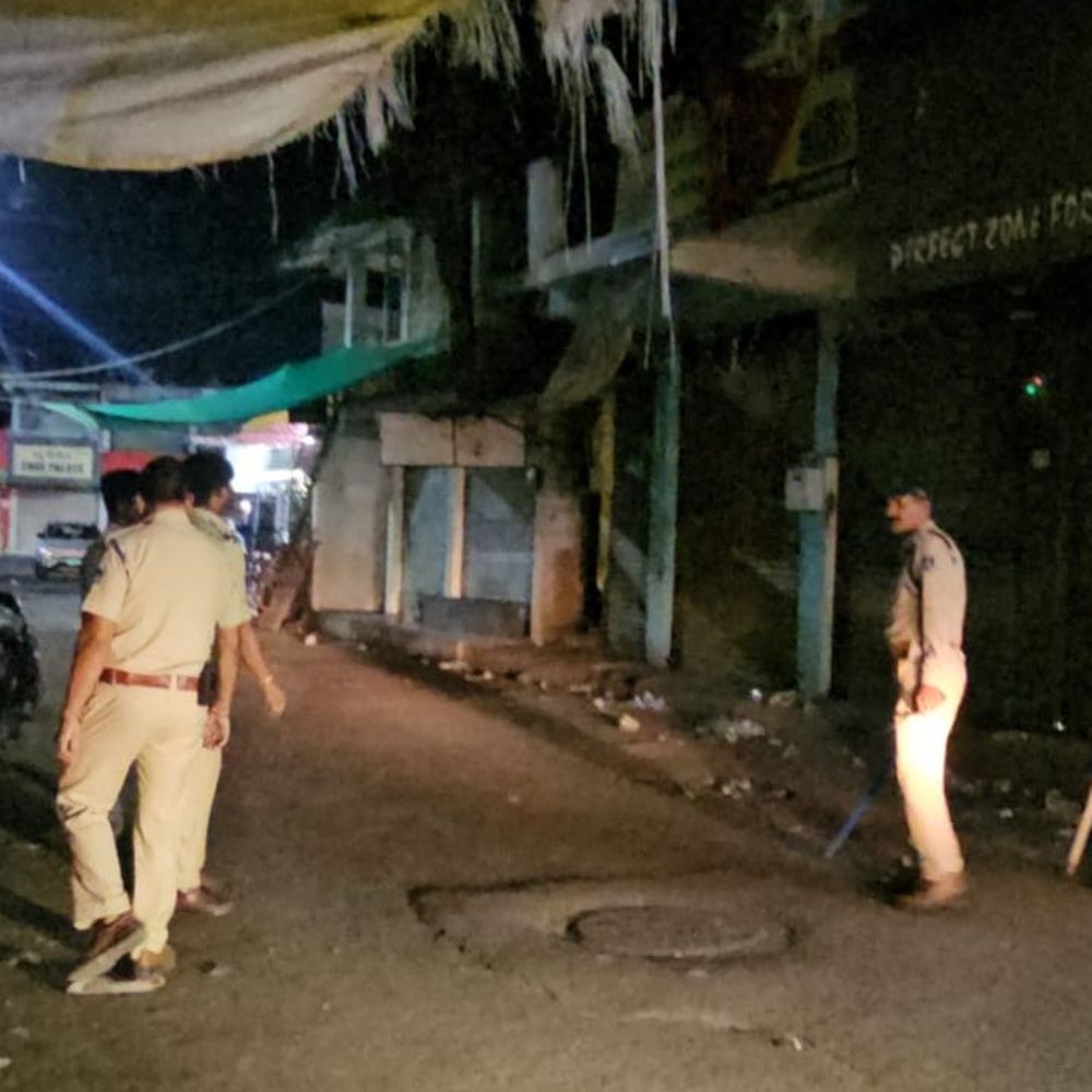 चाकूकांड के बाद शराब दुकानों के बाहर पुलिस की सख्ती:शराबियों को खदेड़ा देर रात तक चला अभियान, नमकीन-पानी बेचने वालों को भी दी समझाइश