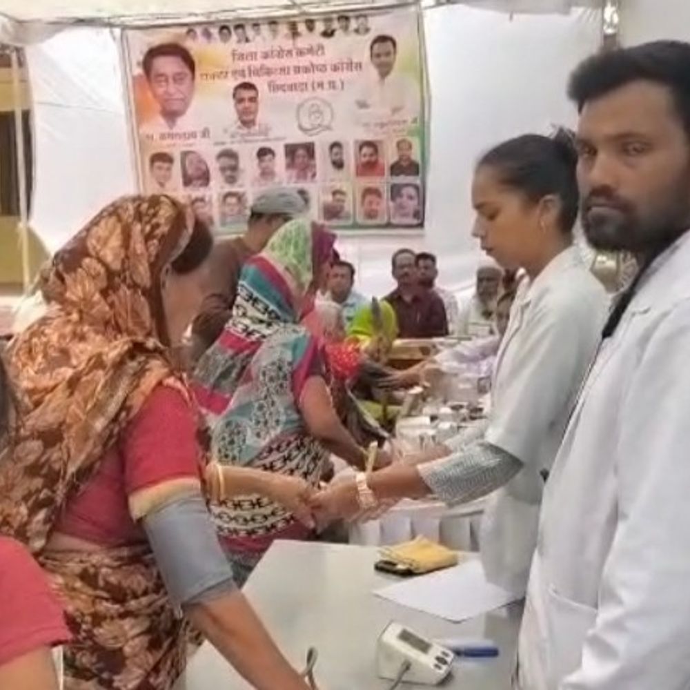 वृद्ध आश्रम में कांग्रेस का निशुल्क हेल्थ कैंप:50 बुजुर्गों का हुआ स्वास्थ्य परीक्षण, नागपुर भी जाएंगे इलाज के लिए