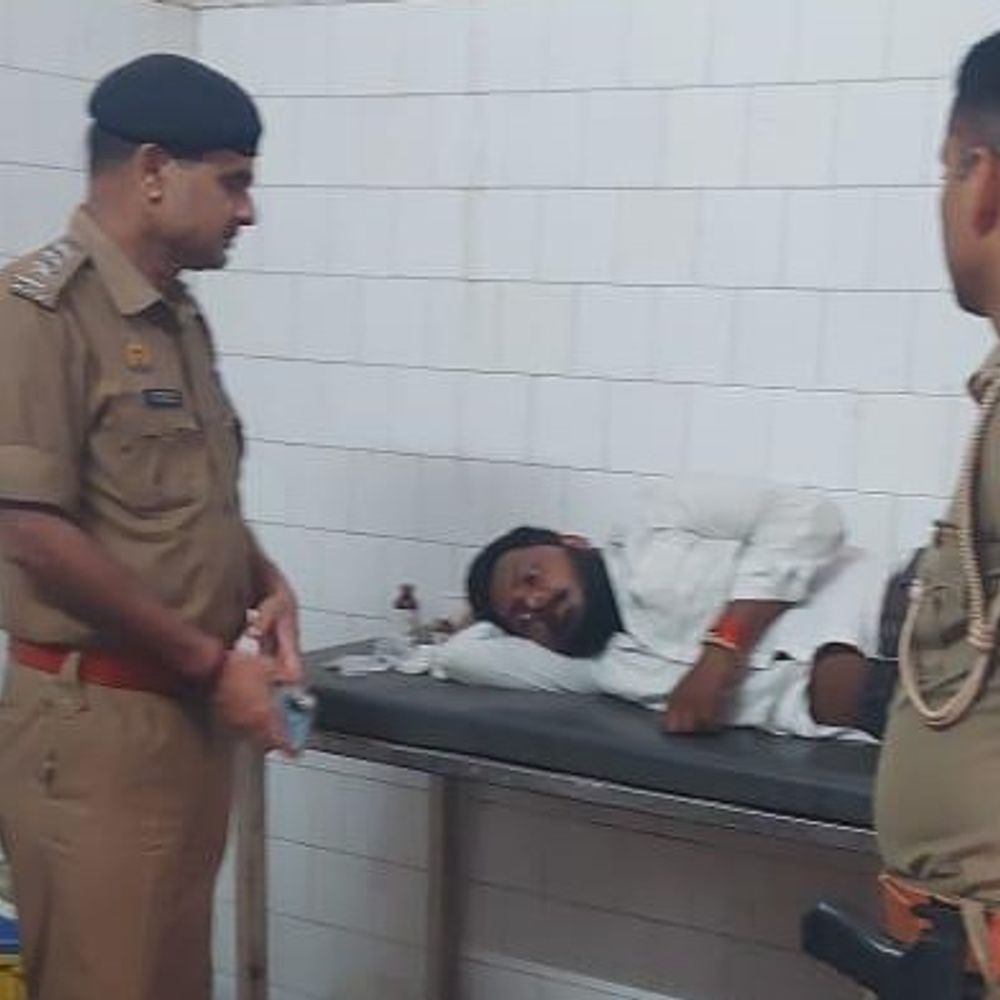 चंदौली पुलिस की दो बदमाशों के साथ मुठभेड़:पैर में गोली मारकर दबोचा, दूसरा साथी किया सरेंडर; लूट के वारदात को दिए थे अंजाम