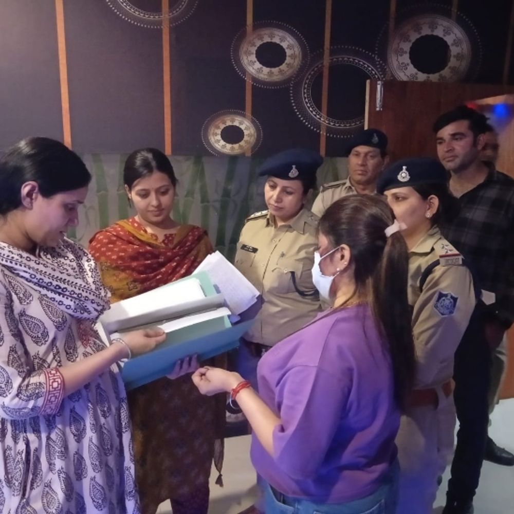 ग्वालियर में स्पा सेंटरों पर पुलिस का छापा:  खाकी को देखते ही किचन में जा छिपीं युवतियां, अधूरी मिलीं एंट्री, थाना लाकर की पूछताछ – Gwalior News