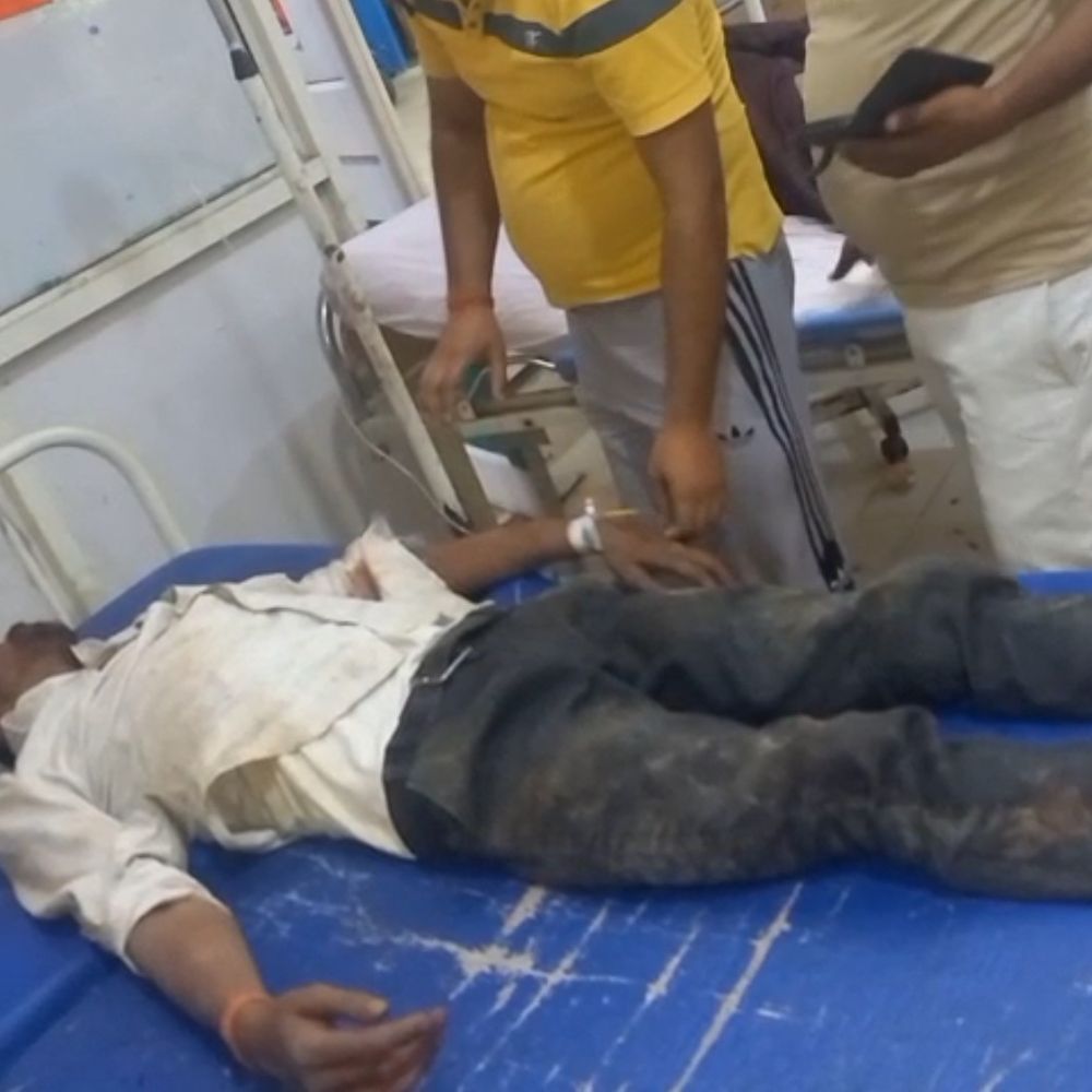 फिरोजाबाद में सड़क हादसा, एक मजदूर की मौत:मकान चिनाई कर लौटते समय बाइक दीवार से टकराई, साथी गंभीर घायल