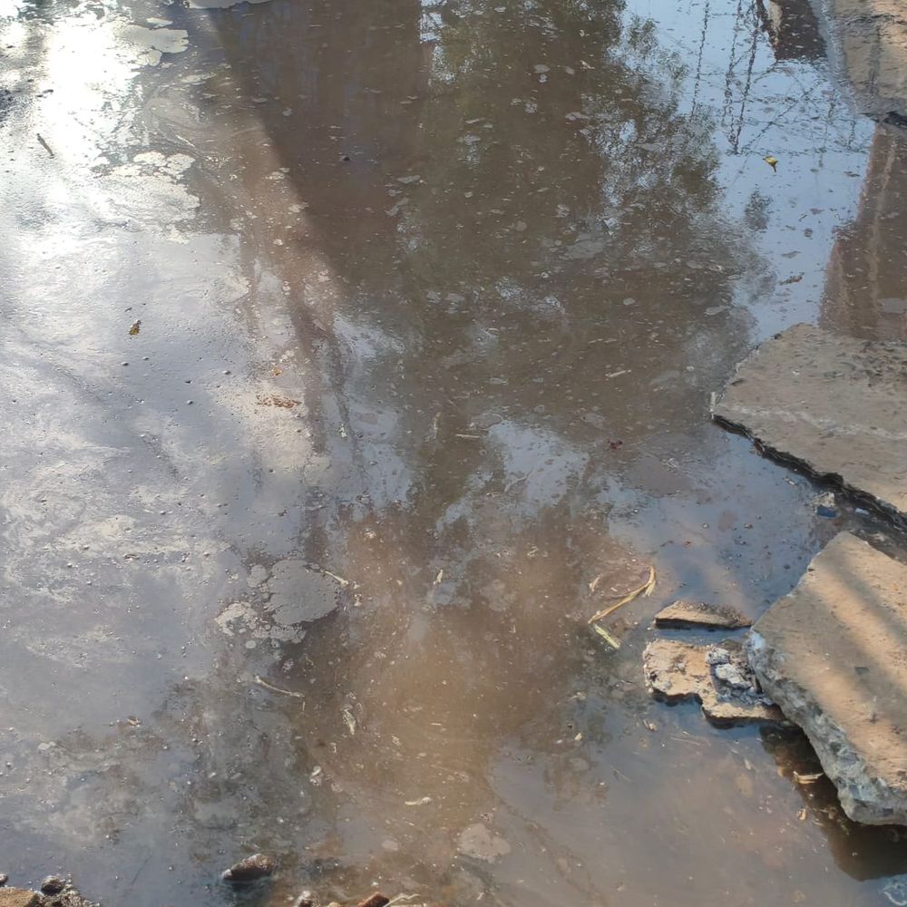 बालाघाट में नाला खुदाई से पाइपलाइन टूटी:शहर में पेयजल संकट के बीच व्यर्थ बहा हजारों लीटर पानी