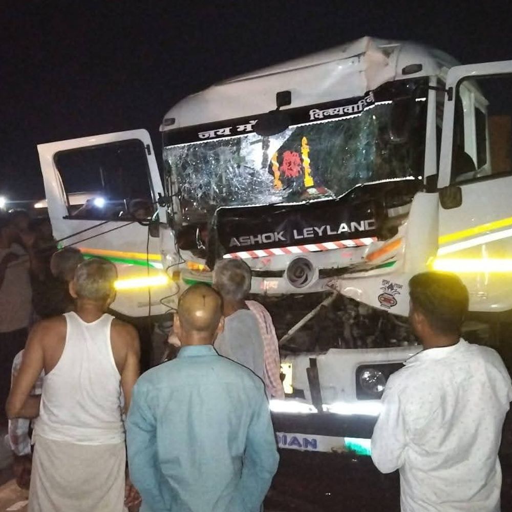 मऊ में दो ट्रेलरों की टक्कर, एक चालक की मौत:वाराणसी-गोरखपुर फोरलेन पर गोंठा बाईपास के पास हुआ हादसा