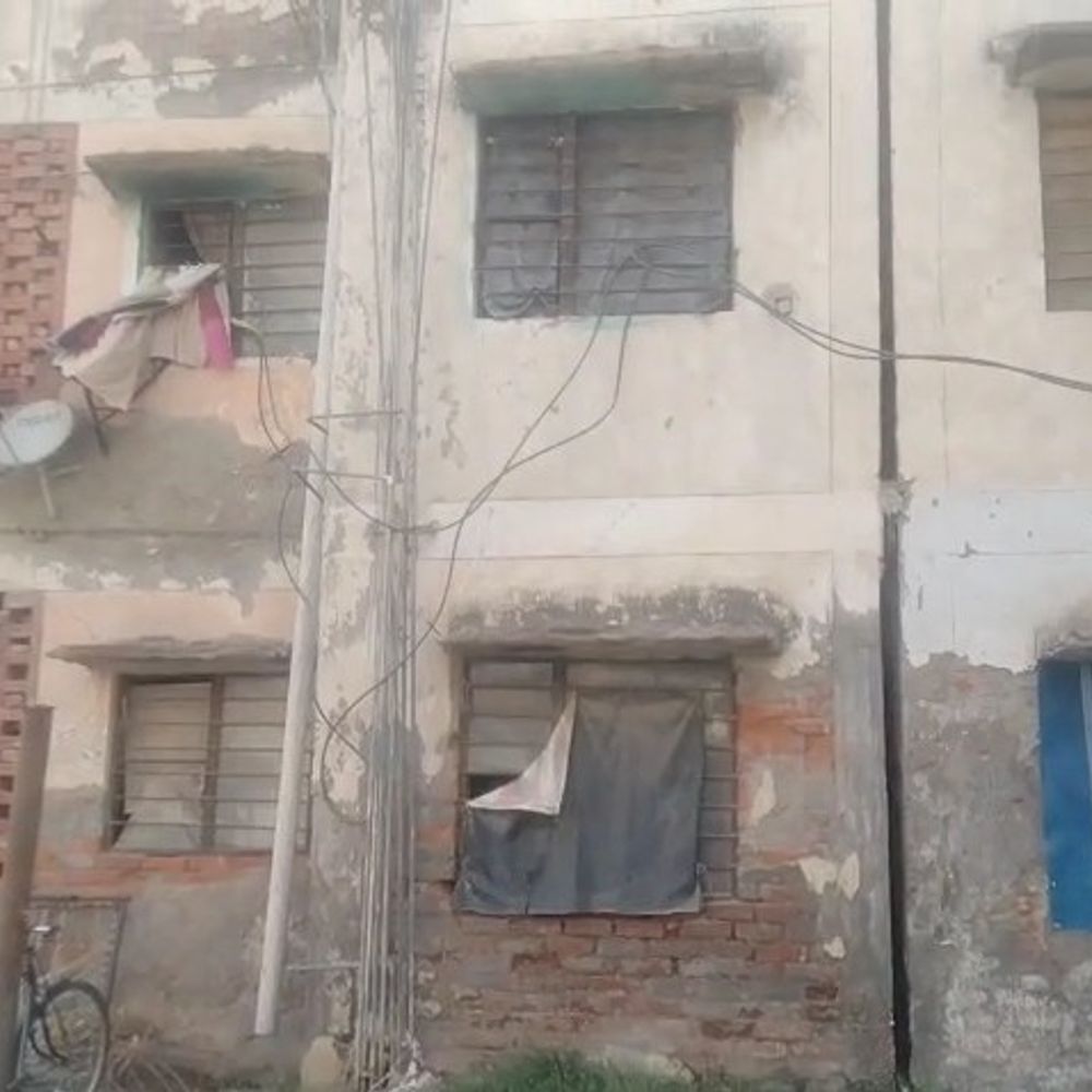 कांशीराम कॉलोनी में सीवर जाम, घरों में गंदा पानी:उन्नाव में शिकायतों के बावजूद समाधान नहीं, लोग परेशान