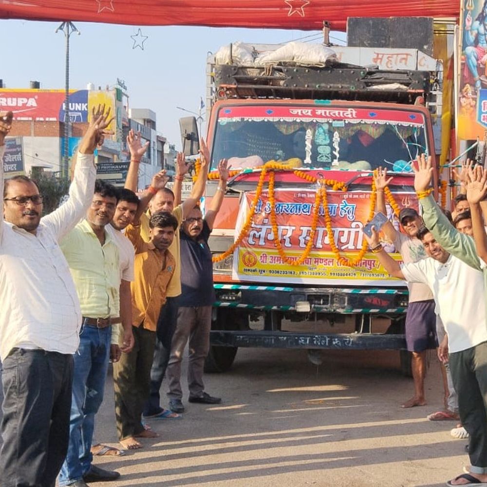 अमरनाथ यात्रा के लिए राशन सामग्री रवाना:उन्नाव से श्रद्धालुओं की सेवा हेतु भेजा गया ट्रक, बम बम भोले के जयकारे गूंजे