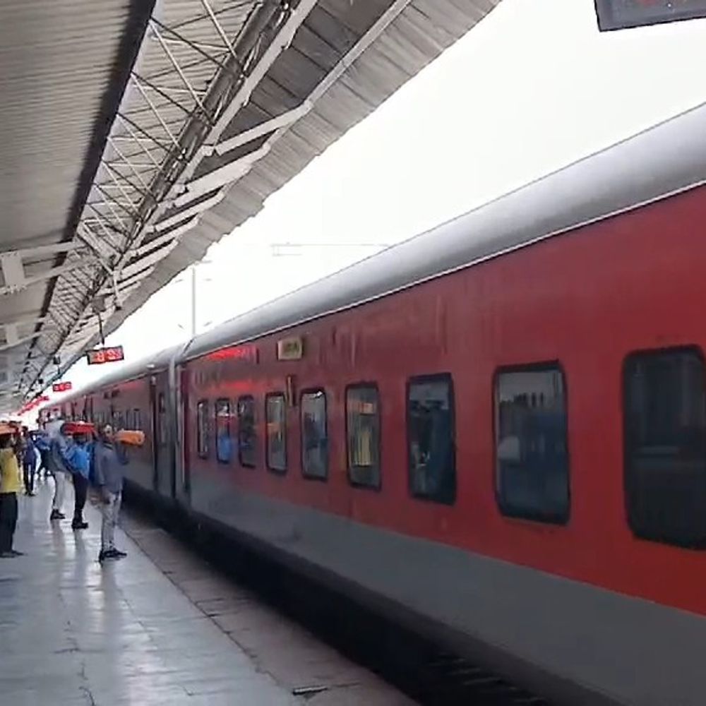 गोरखपुर-लखनऊ के बीच चलेगी एग्जाम स्पेशल ट्रेन:बनारस-आजमगढ़ रूट पर दौड़ेगी 2 गाड़ी, CPRO बोले- अभ्यर्थियों को मिलेगा फायदा