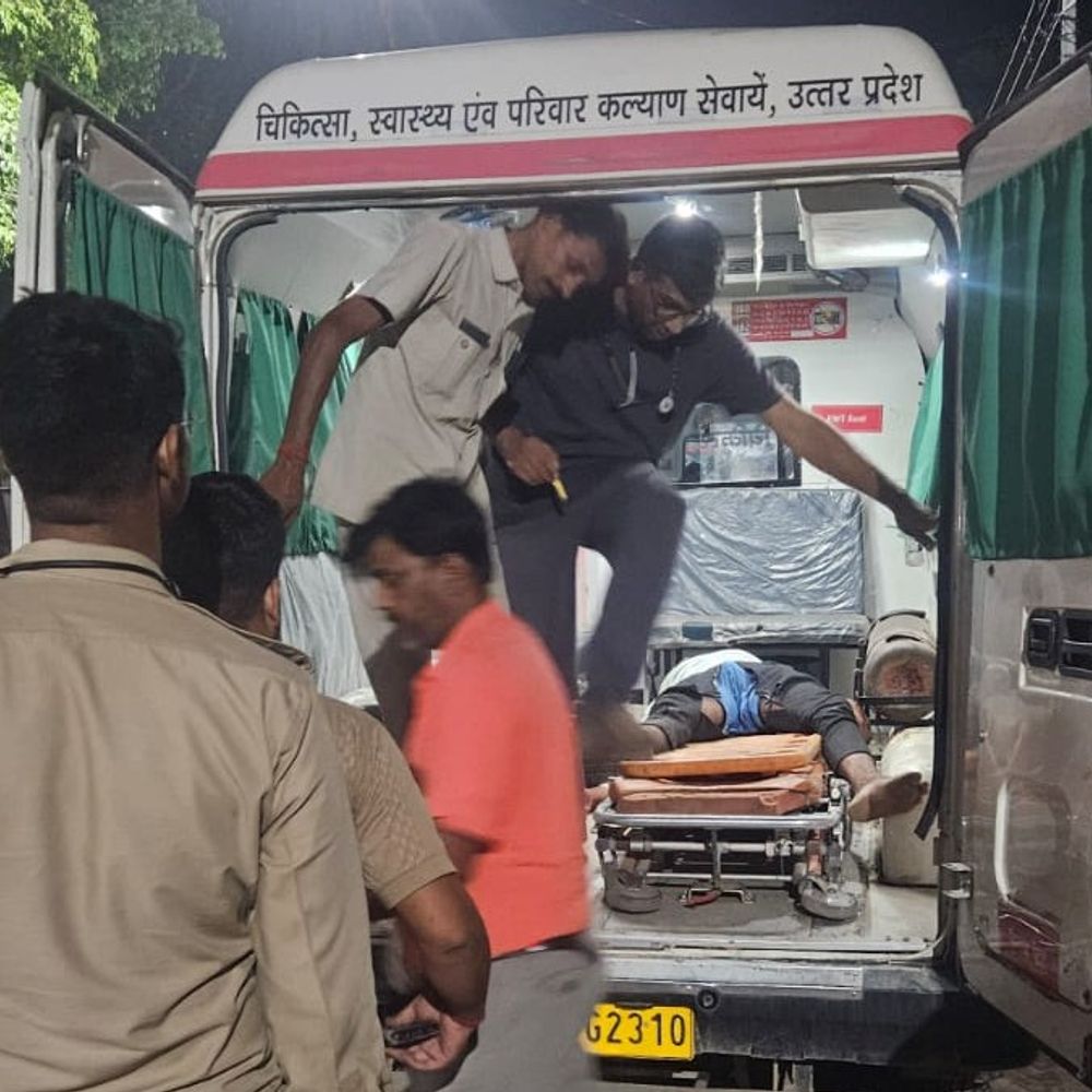 सीतापुर में दो बाइकों की आमने-सामने भिड़ंत, 2 की मौत:1 युवक गंभीर, एंबुलेंस देरी से पहुंचने पर परिजनों ने किया हंगामा