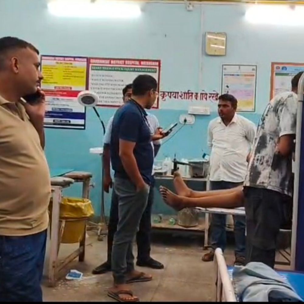 बिजली के खंभे से टकराई बाइक, युवक गंभीर घायल:रतनगढ़ में हुआ हादसा, पेट्रोल भरवाने जा रहा था