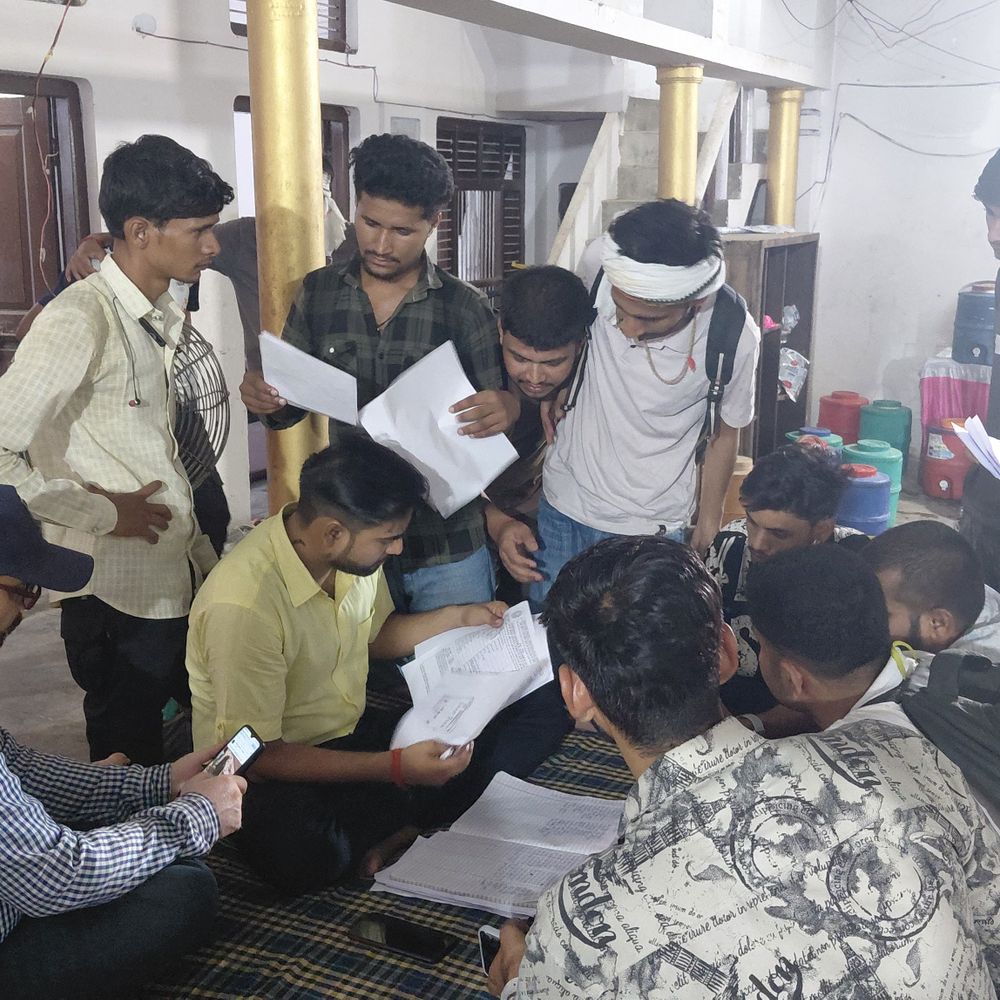 फर्रुखाबाद पहुंचे पुलिस भर्ती परीक्षा के लिए अभ्यर्थी:विकास मंच के जिलाध्यक्ष ने विशंभर दयाल धर्मशाला में निशुल्क ठहरने और भोजन की व्यवस्था