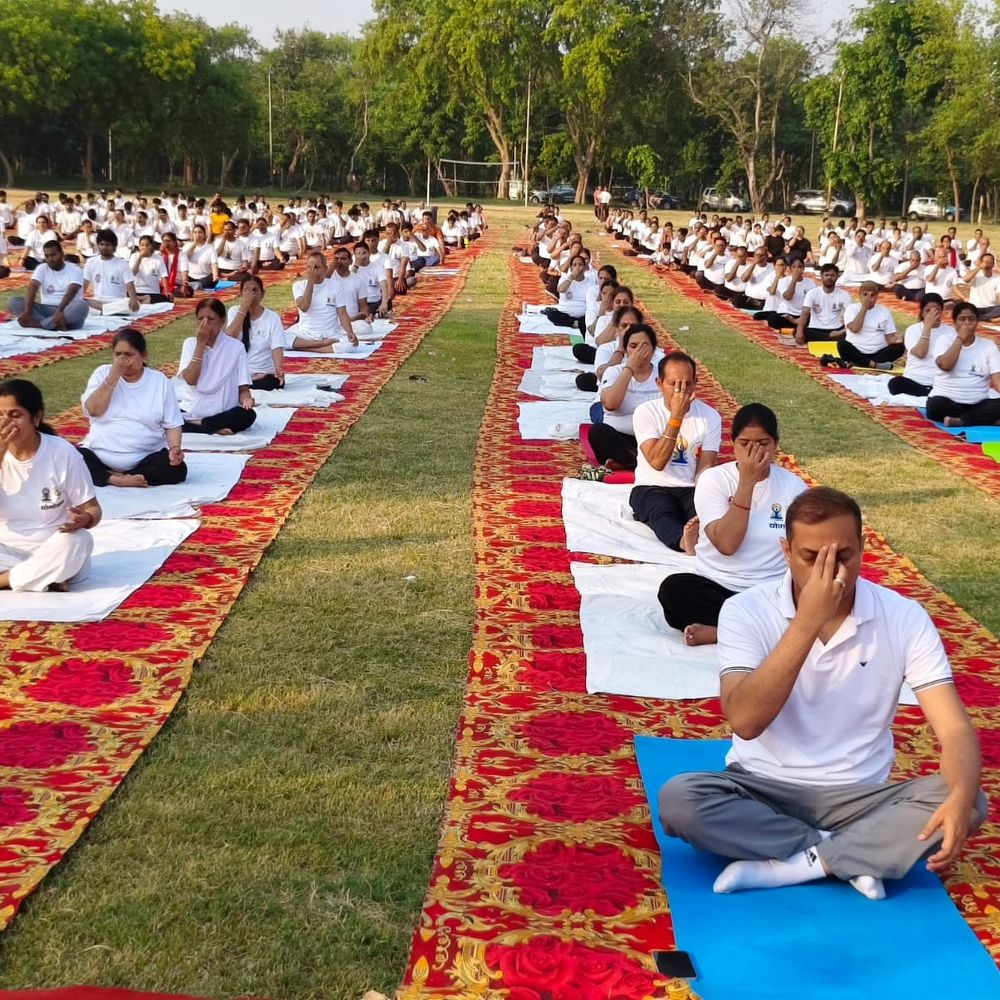 लखनऊ विश्वविद्यालय में योग महोत्सव:मोरारजी देसाई संस्थान के सहयोग से सामूहिक योग अभ्यास और संगोष्ठी