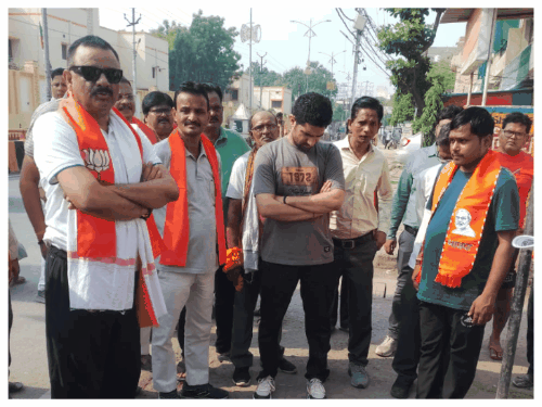 नगर आयुक्त नाला सफाई पर सख्त, ठेकेदार पर 50000 जुर्माना:भेलूपुर जोनल अधिकारी को दिए अतिक्रमण हटाने के निर्देश, महापौर रहे मौजूद