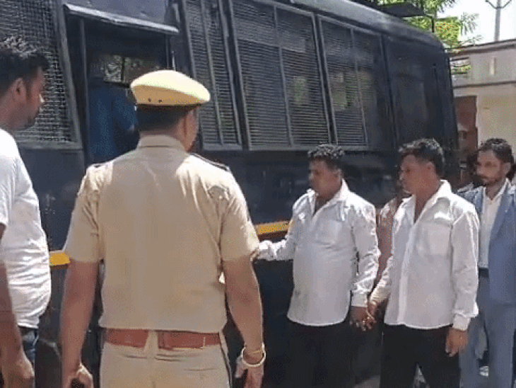 धर्म परिवर्तन मामले में 3 पादरी सहित 11 जने गिरफ्तार:आदिवासियों को लालच देकर करवा रहे थे धर्म परिवर्तन, ऋषभदेव थाना क्षेत्र का मामला