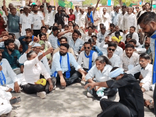जालोर में कलेक्ट्रेट पर प्रदर्शन:हत्या के आरोपियों को गिरफ्तारी व एस-एसटी एक्ट लगाने की मांग