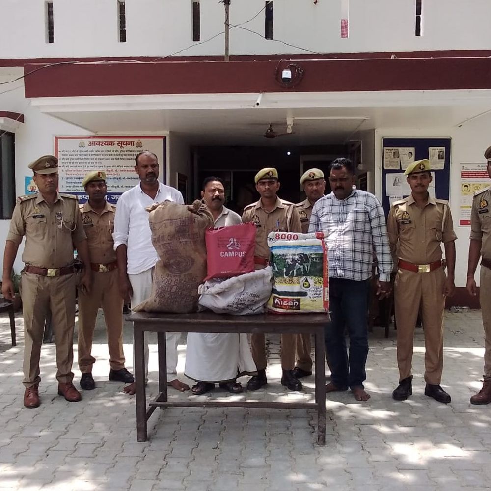 आजमगढ़ में 42 किलो गांजे के साथ 3 तस्कर गिरफ्तार:घर में चल रही थी पैकिंग और बिक्री, 6.5 लाख से अधिक कीमत का माल बरामद