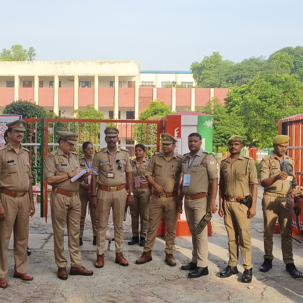 वाराणसी के 50 केंद्रों पर शुरू हुई UPP भर्ती परीक्षा:1.32 लाख अभ्यर्थी परीक्षा में हो रहे हैं शामिल, रोडवेज बसों में एडमिट कार्ड दिखाने पर 50% की छूट