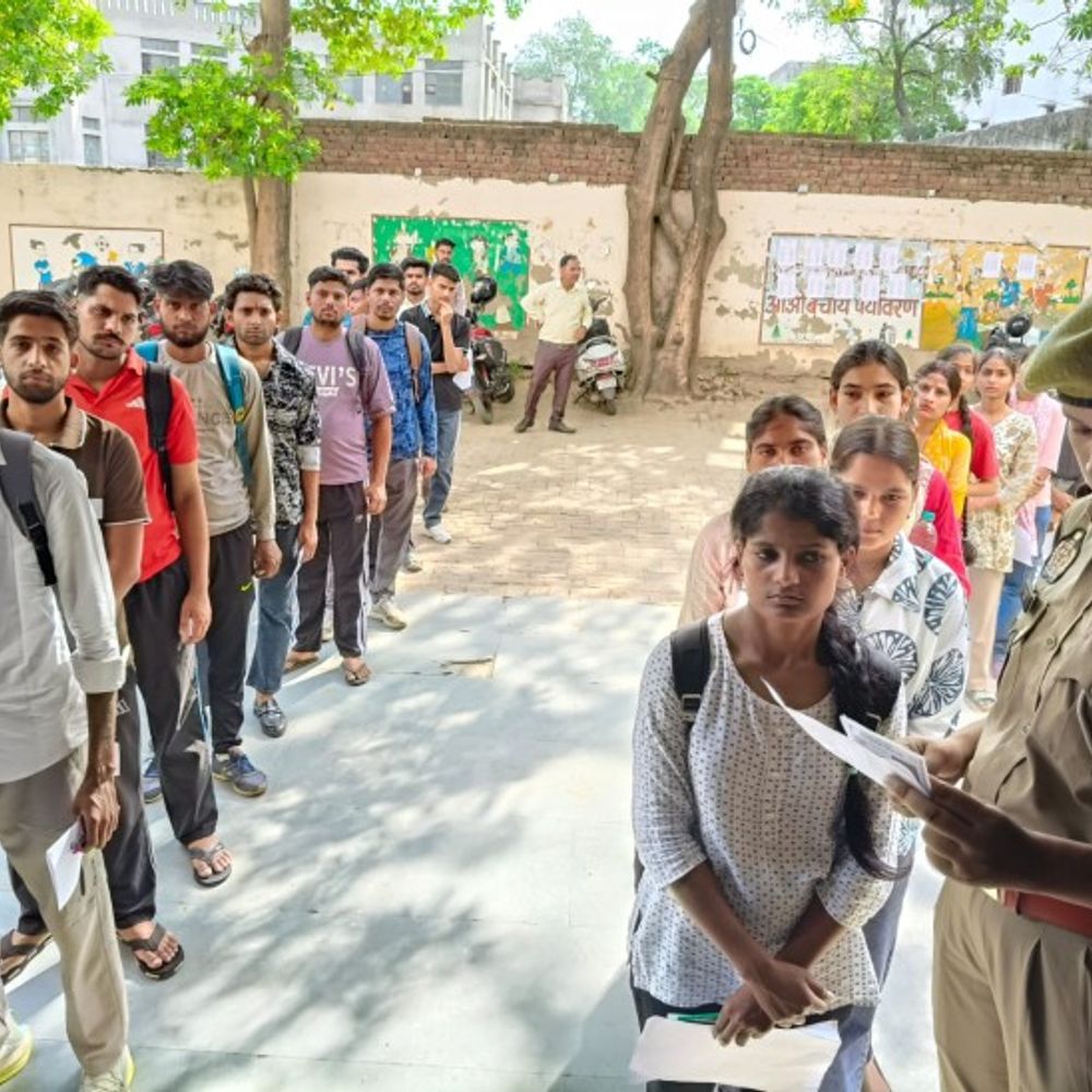 कड़ी सुरक्षा के बीच शुरू हुई पुलिस भर्ती परीक्षा:मथुरा में 16 सेंटर्स बनाए गए, लड़कों के उतरवाए जूते,महिलाओं को बिना दुपट्टा के दी एंट्री, लखनऊ से हो रही निगरानी