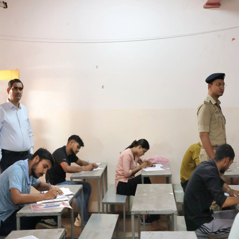 पहले दिन मथुरा में शांतिपूर्ण रही पुलिस भर्ती परीक्षा:मथुरा में 2830 अभ्यर्थी रहे अनुपस्थित, 16 सेंटर पर 2 पालियों में हुई परीक्षा
