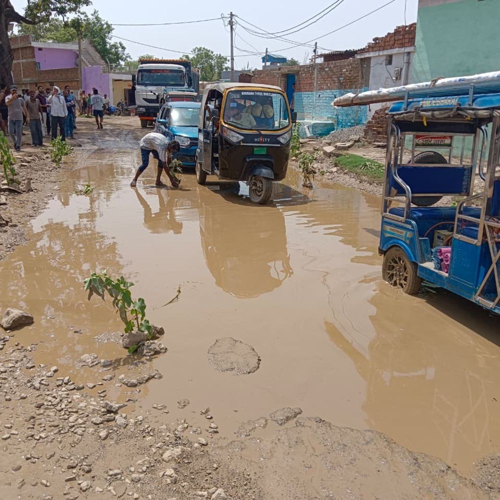 जनता के विरोध के बाद PWD ने ली सुध:  कैमोर-विजयाराघवगढ़ मार्ग पर गड्ढे भरने का कार्य शुरू – Katni News