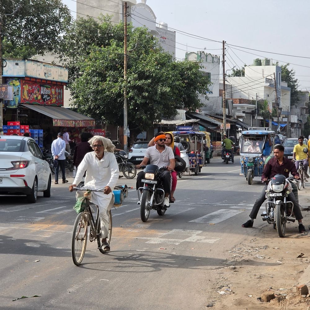 संभल में उमस भरी गर्मी, पारा 41 डिग्री:AQI 100 दर्ज, हल्के बादल छाए रहेंगे, गर्म हवाएं चलेंगी