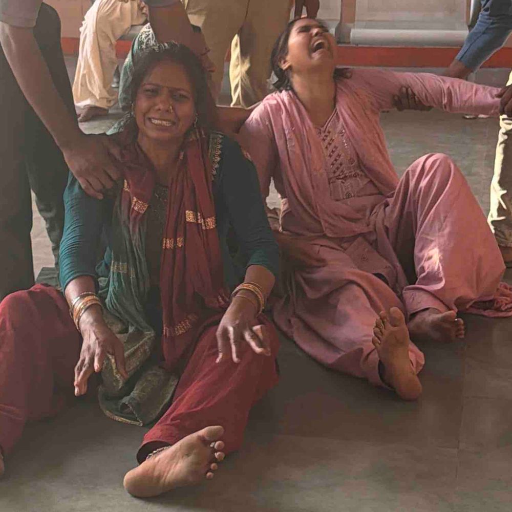 कार ने दंपति को मारी टक्कर, महिला की मौत:रामपुर में अंत्येष्टि से लौटते समय हादसा, पति गंभीर घायल, हायर सेंटर रेफर