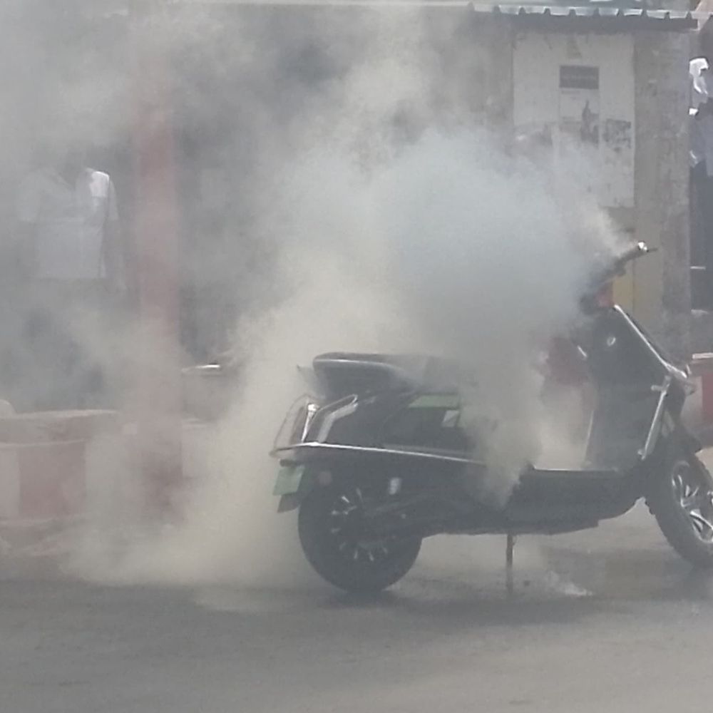 मुजफ्फरनगर में चलती EV स्कूटी में लगी आग, VIDEO:बीच चौराहे पर धूं-धूंकर जली स्कूटी, कोई जनहानि नहीं