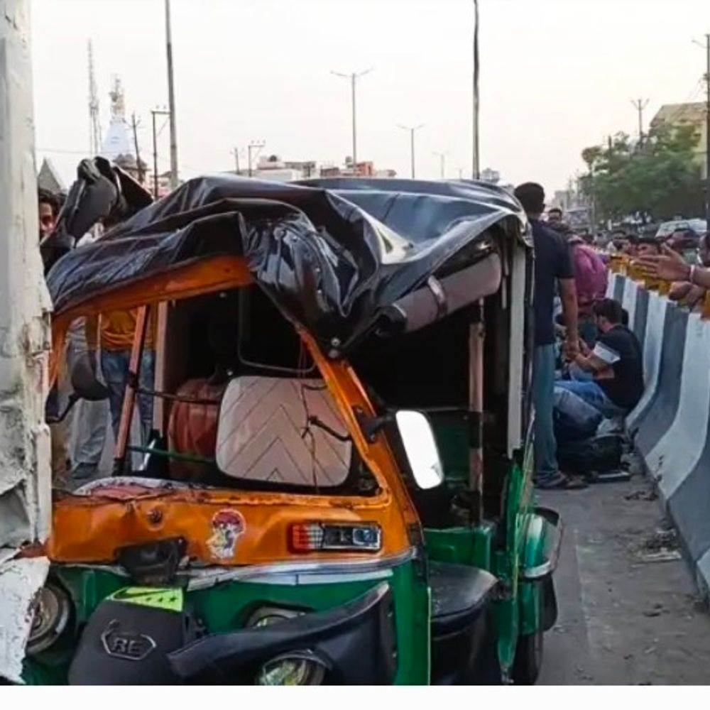 हापुड़ के बाबूगढ़ में ट्रक से भिड़ा ऑटो, पांच घायल:पुराने राष्ट्रीय राजमार्ग-9 पर हुआ हादसा, पुलिस ने किया रेस्क्यू