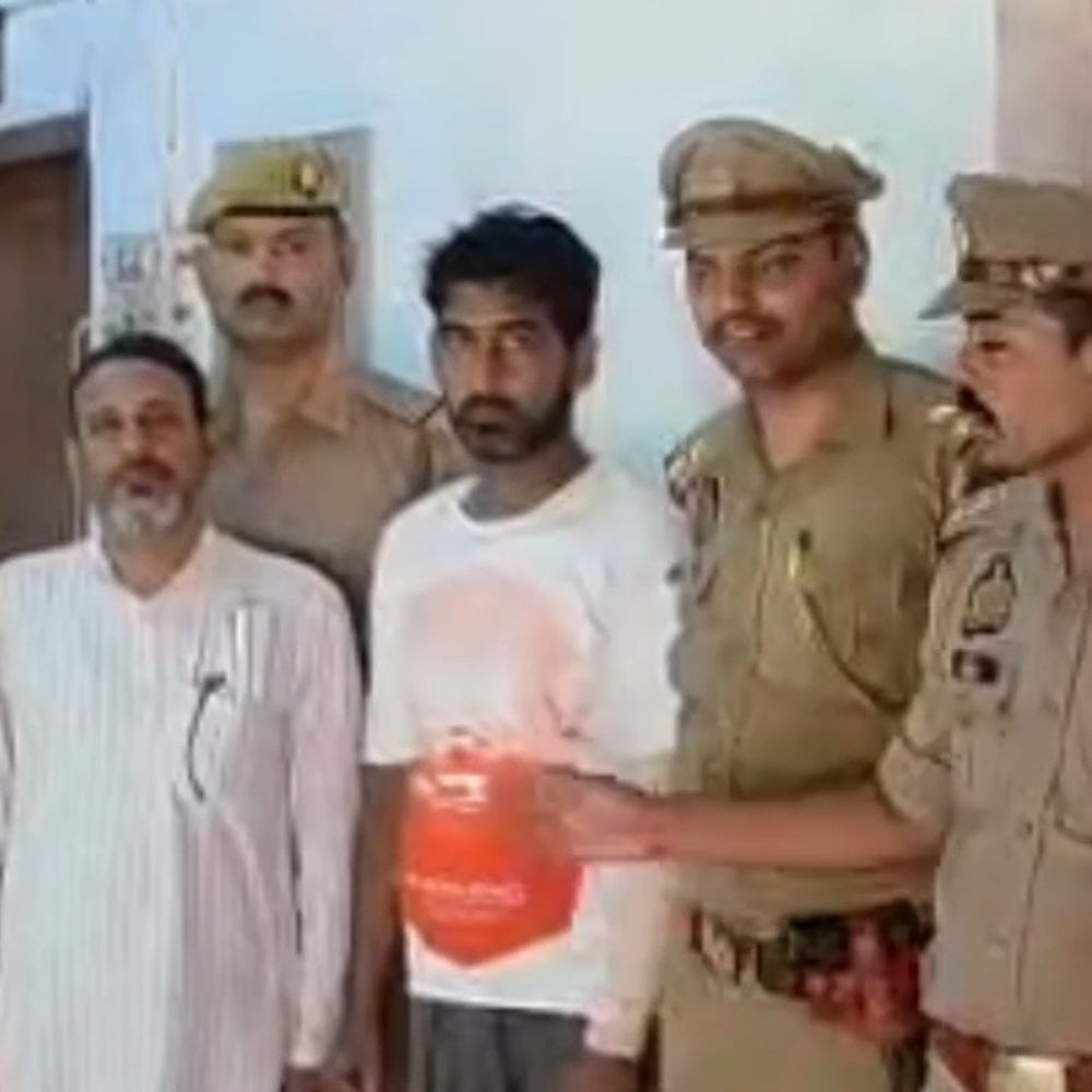 25 हजार का इनामी बदमाश कानपुर में गिरफ्तार:बेकनगंज पुलिस ने सहयोगी समेत दो को दबोचा