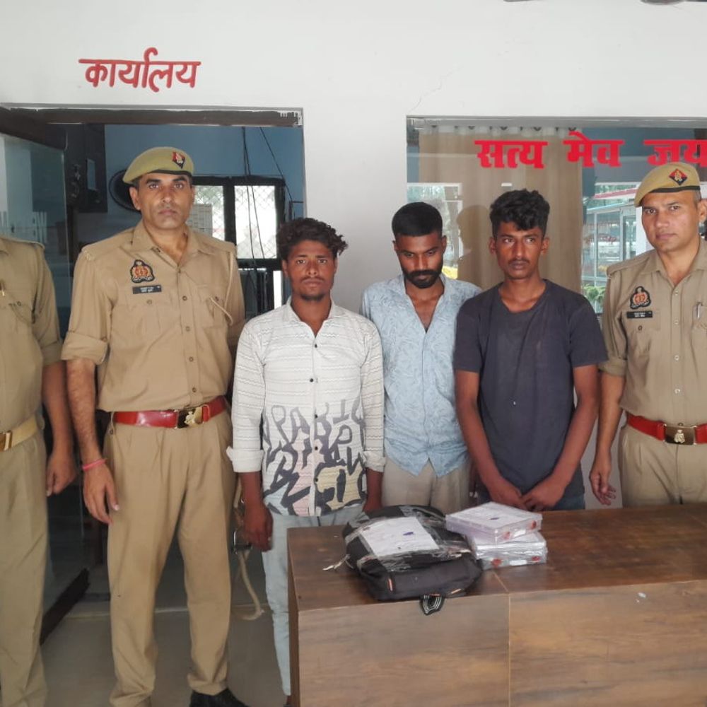 जनसेवा केंद्र में चोरी करने वाले 3 आरोपी गिरफ्तार:रामपुर पुलिस ने पासबुक, आधार कार्ड और नकदी बरामद किया