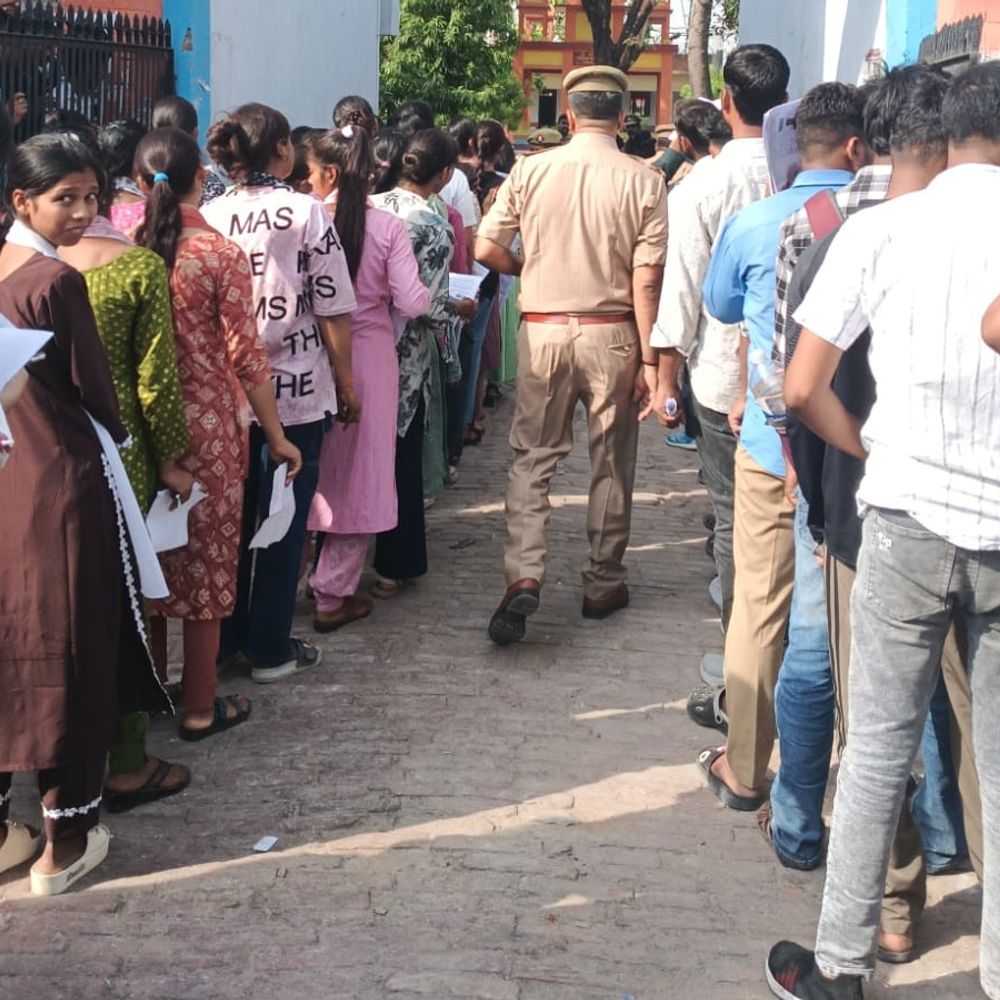 यूपी पुलिस भर्ती परीक्षा आज से शुरू:अमेठी के 12 केंद्रों पर 28,512 अभ्यर्थी देंगे परीक्षा, SP सरवणन टी ने संभाली कमान