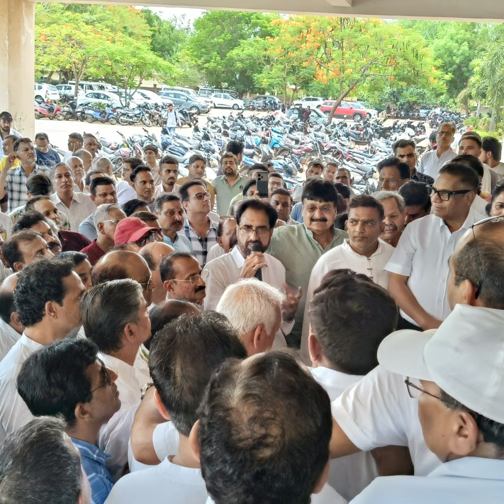जैन मुनि पर टिप्पणी: समाज ने कलेक्ट्रेट में दिया ज्ञापन:पुलिस कार्रवाई से संतुष्ट होकर अधिकारियों को भेंट किए गुलाब के फूल