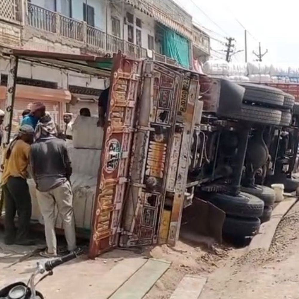 गड्ढे से अनियंत्रित होकर पलटा ट्रक:देवीदास खिड़की के पास की घटना; महाराष्ट्र से कर्नाटक जा रहा था माल, बाल-बाल बचे लोग