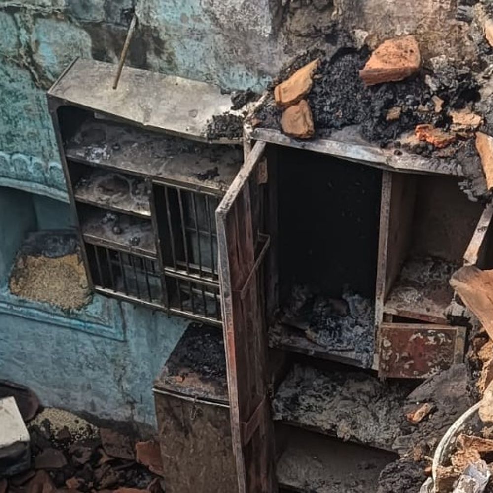 दमोह में सूने मकान में आग, लाखों का सामान जला:ककरेटा गांव में देर रात हादसा, पीड़ित ने प्रशासन से मांगी मदद