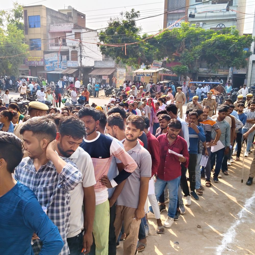 प्रतापगढ़ में यूपी पुलिस भर्ती परीक्षा शुरू:17 केंद्रों पर 33 हजार से अधिक परीक्षार्थी, तीन लेयर तलाशी