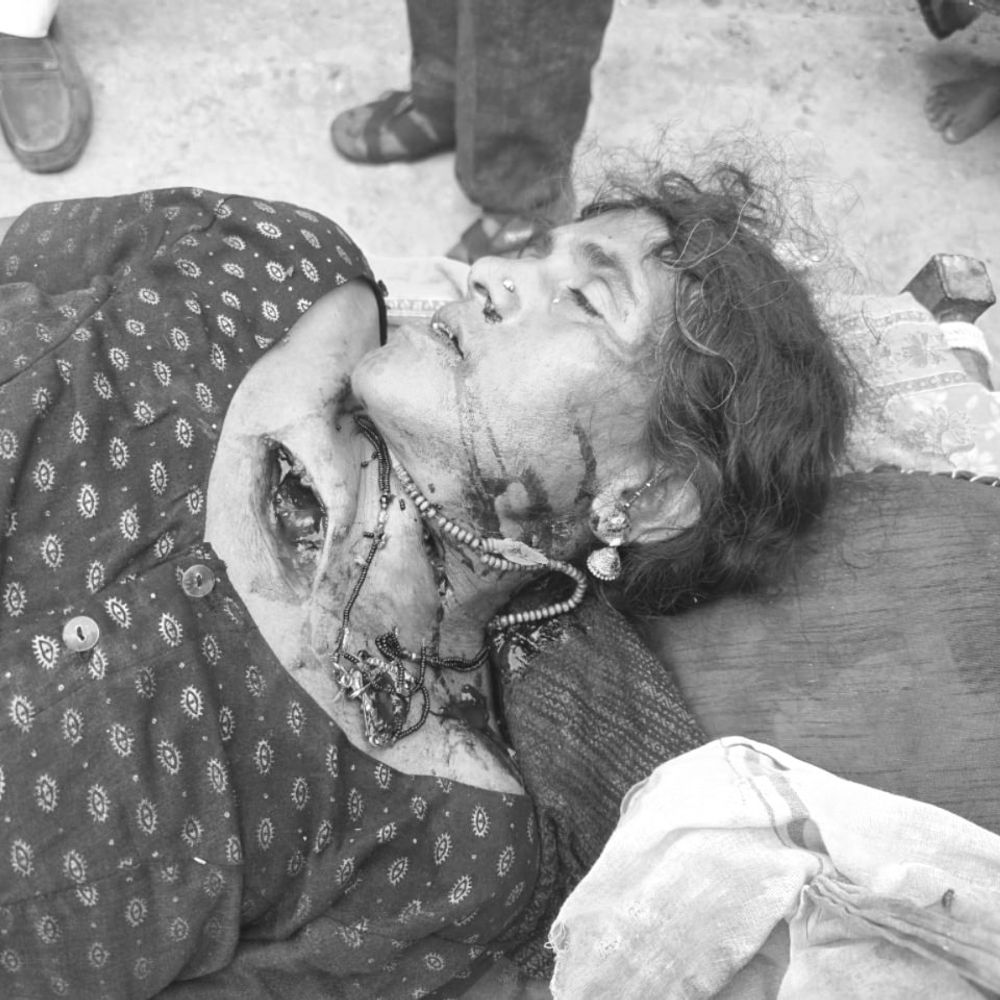 सो रही पत्नी को कुल्हाड़ी से काटा, मौके पर मौत:  खरगोन में चरित्र शंका में पति ने की हत्या; गर्दन और सीने पर वार किया – Khargone News