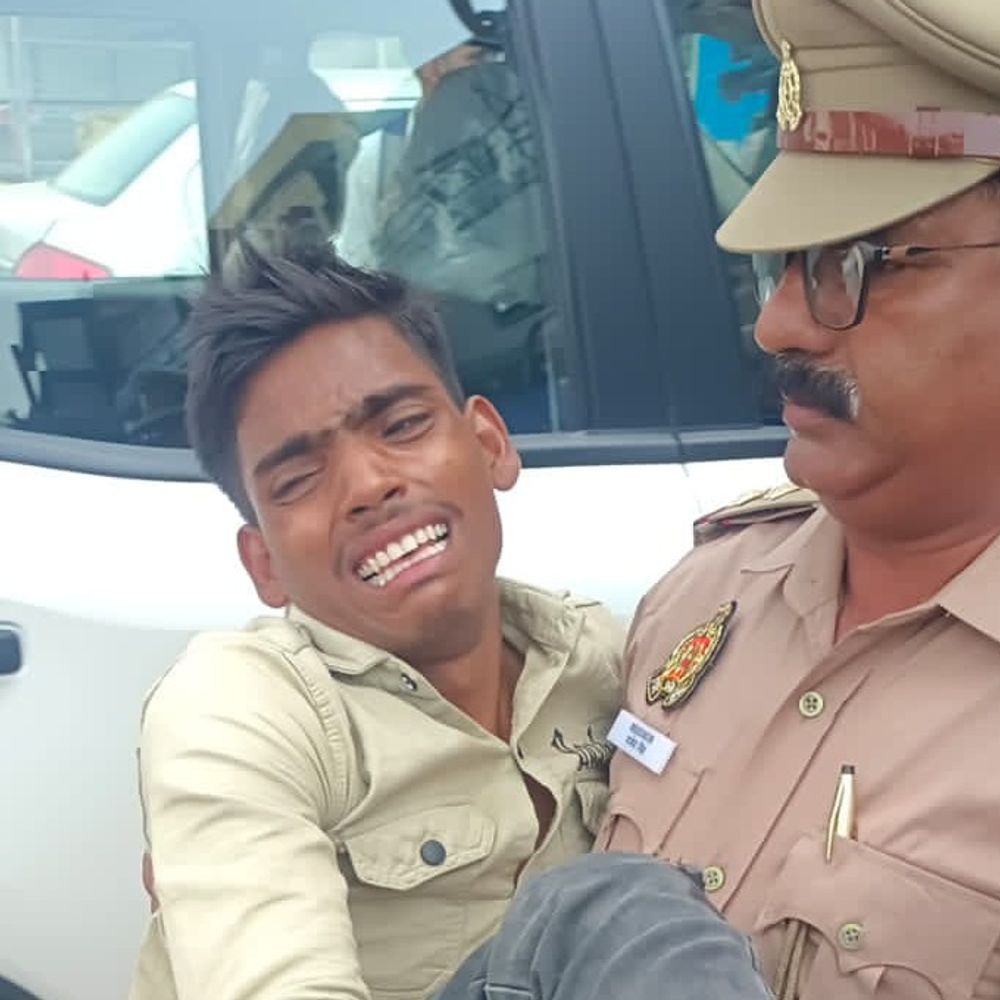 जौनपुर में डिलीवरी बॉय को वाहन ने मारी टक्कर:ट्रैफिक दरोगा ने गोद में उठाकर एंबुलेंस तक पहुंचाया, आरोपी चालक हिरासत में