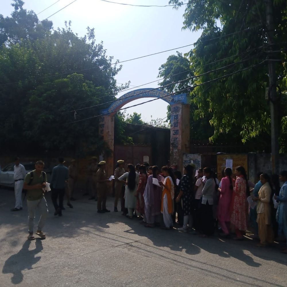 पीलीभीत में यूपी पुलिस भर्ती परीक्षा:पहले दिन केंद्रों पर दिखी कड़ी सुरक्षा, बेल्ट और पर्स निकलवाए गए
