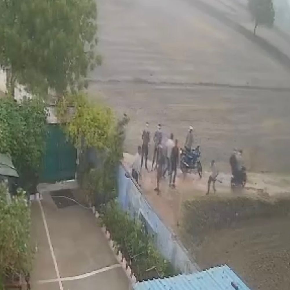 दतिया में खेत की कोठी पर पथराव- VIDEO:जमीन विवाद में 2 महिलाओं सहित 4 लोग घायल, एक की हालत गंभीर