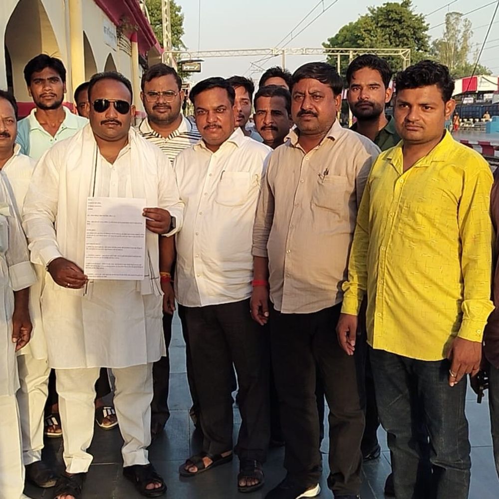 औरैया में फफूंद स्टेशन को 'अभागा' घोषित करने की मांग:लोगों ने किया विरोध प्रदर्शन, कहा- ट्रेनें रोक नहीं सकते तो एक्सप्रेस ट्रेनों का ठहराव बंद करें