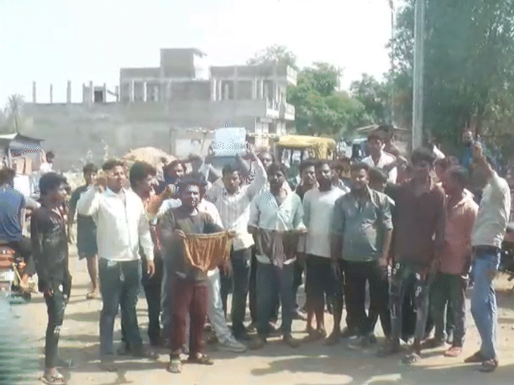 अंडरवियर लेकर प्रदर्शन में पहुंचे ऑटो ड्राइवर, बोले- किराया बढ़े:भोपाल के छावनी पठार में प्रदर्शन; पेट्रोल-सीएनजी बढ़ने का विरोध जताया